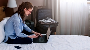 Hotelzimmer_Geschäftsfrau_Laptop_Foto iStock Lordn.jpg